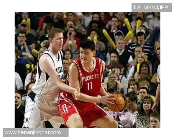 姚明在赛场上强势回击对手的盖帽展现篮球巨星风范与不屈精神